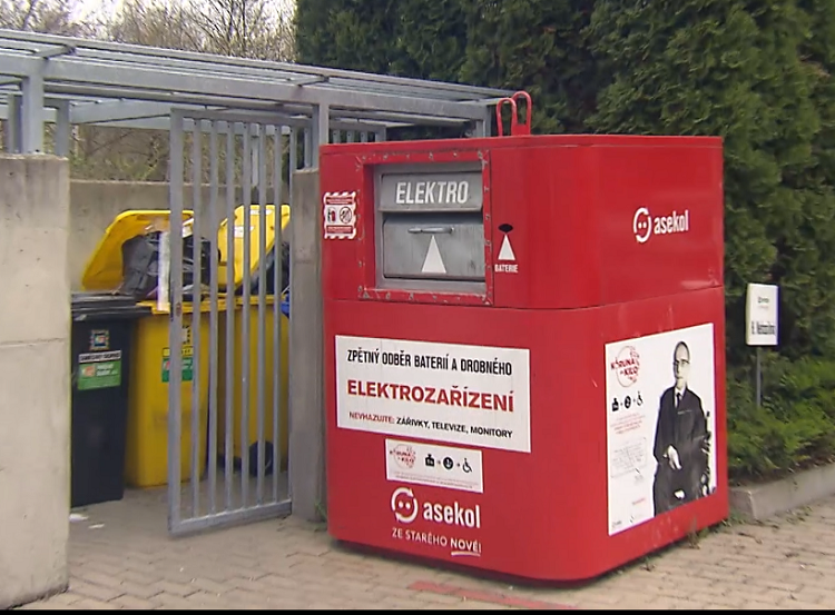 V ulicích se objevují červené kontejnery. K čemu jsou?
