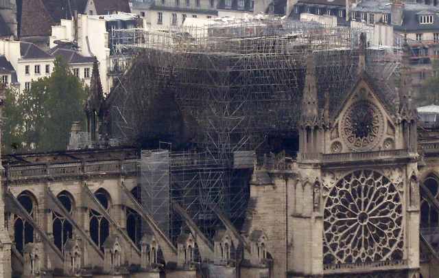 Katedrála Notre-Dame po požáru.