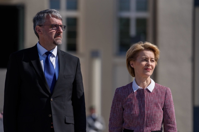 Německá ministryně obrany Ursula von der Leyenová a český ministr obrany Lubomír Metnar. Německá ministryně obrany Ursula von der Leyenová a český ministr obrany Lubomír Metnar.
