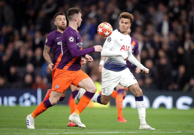 Dele Alli (vpravo) v souboji s Laportem z Man City. Dele Alli (vpravo) v souboji s Laportem z Man City.