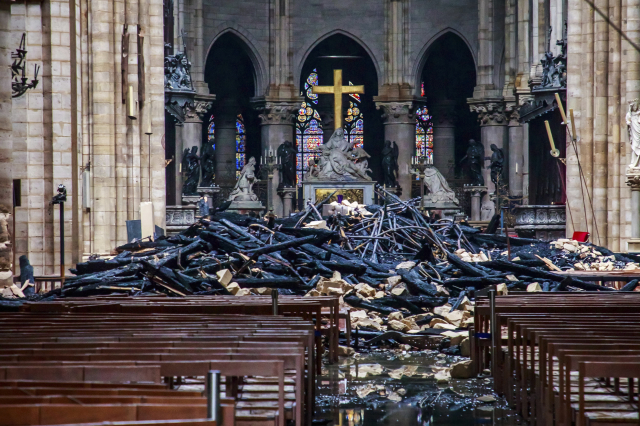 Poničená katedrála Notre-Dame. Poničená katedrála Notre-Dame.