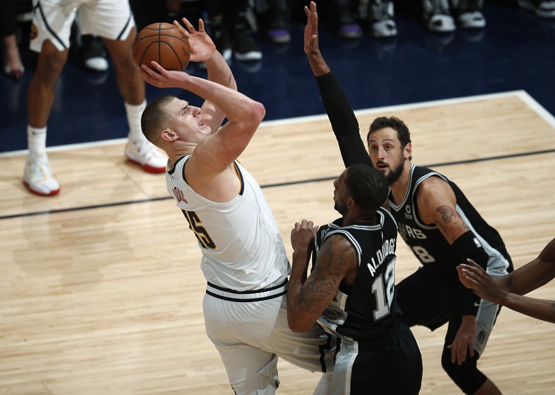 Nikola Jokić z Denveru střílí přes bránícího LaMarcuse Aldridge.