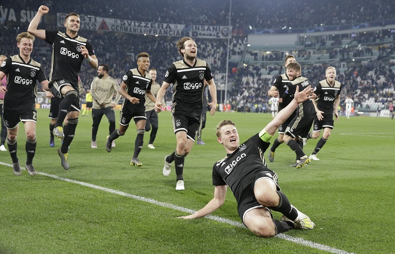 Fotbalisté Ajaxu se radují z postupu do semifinále Ligy mistrů. Fotbalisté Ajaxu se radují z postupu do semifinále Ligy mistrů.