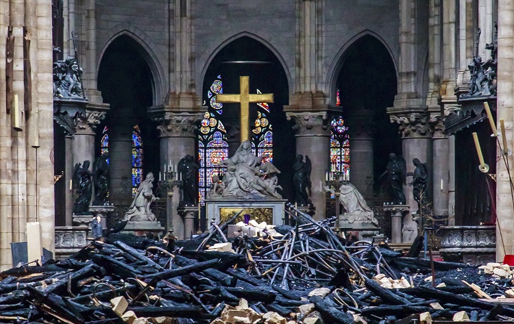 Interiér katedrály Notre-Dame zničený požárem.