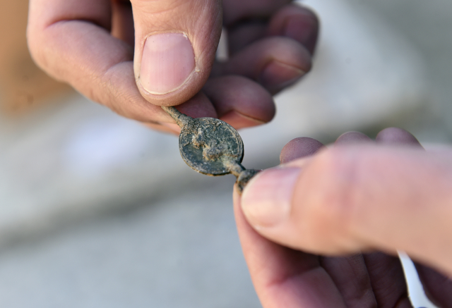 Archeologové z Muzea Vysočiny Jihlava odhalili na hradu Roštejn při jeho rozsáhlé obnově stovky nálezů. Na snímku je barokní přívěsek.