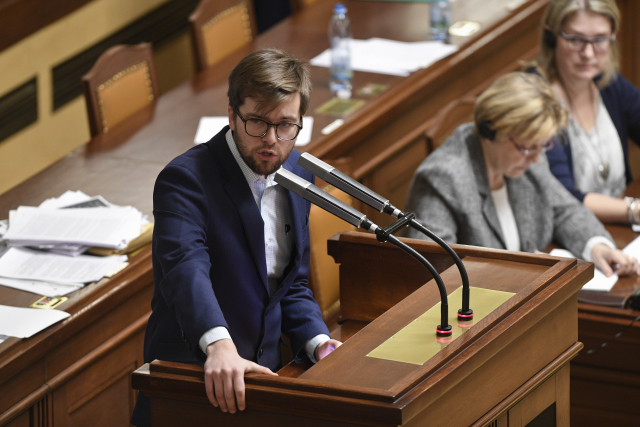 Předseda pirátskách poslanců Jakub Michálek. Předseda pirátskách poslanců Jakub Michálek.
