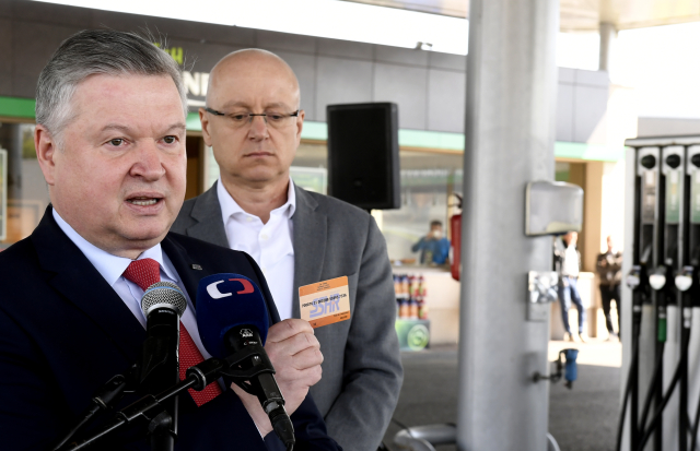 Předseda Správy státních hmotných rezerv (SSHR) Pavel Švagr (vlevo).