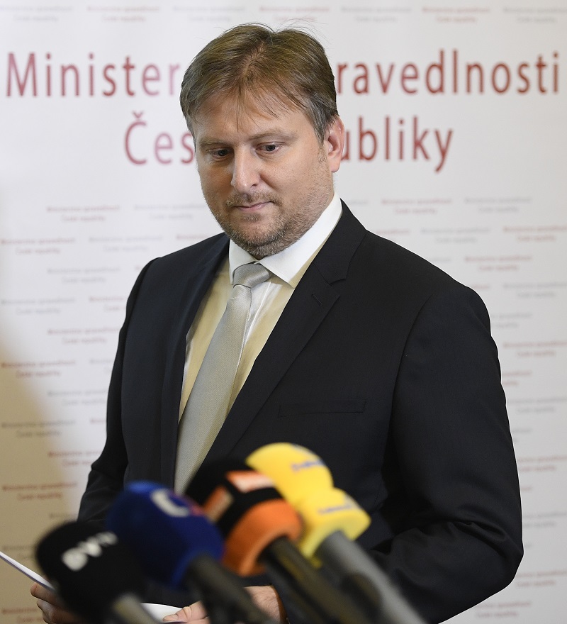 Odchod ministra spravedlnosti Jana Kněžínka hodně politiků zaskočil.