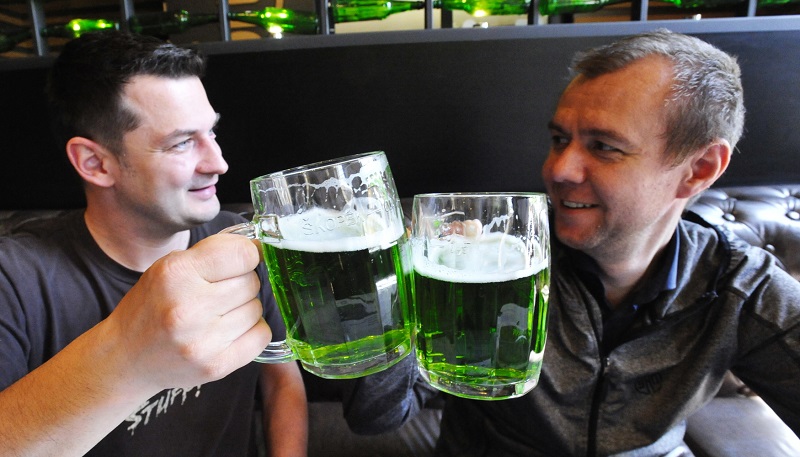 V Brně už si můžete přiťuknout zeleným pivem. V Brně už si můžete přiťuknout zeleným pivem.