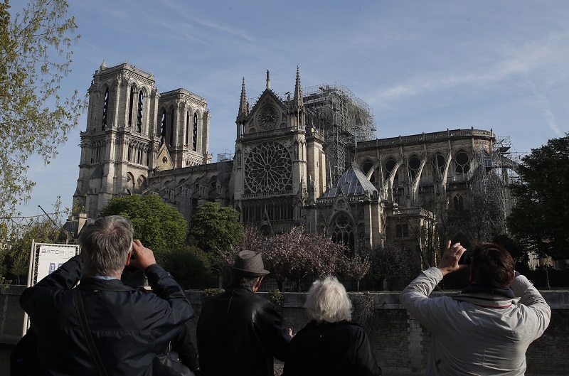 Oheň sežehl střechu katedrály Notre-Dame. Oheň sežehl střechu katedrály Notre-Dame.