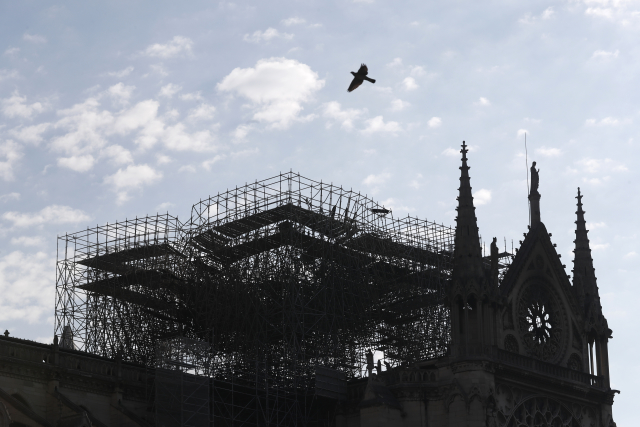 Katedrála Notre-Dame v Paříži poničená požárem.