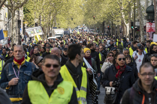 Demonstrace protestního hnutí takzvaných žlutých vest v Paříži.