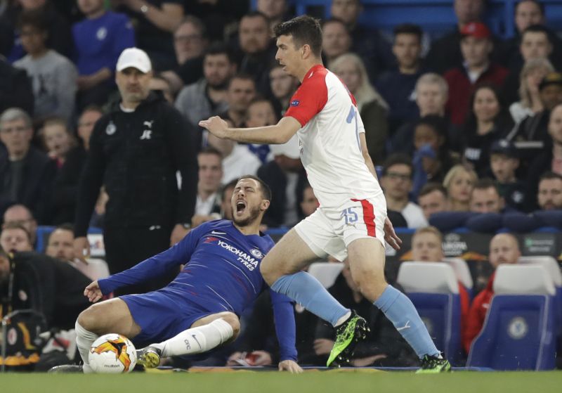 Ondřej Kúdela (v bílém) v souboji o míč s Edenem Hazardem. Ondřej Kúdela (v bílém) v souboji o míč s Edenem Hazardem.