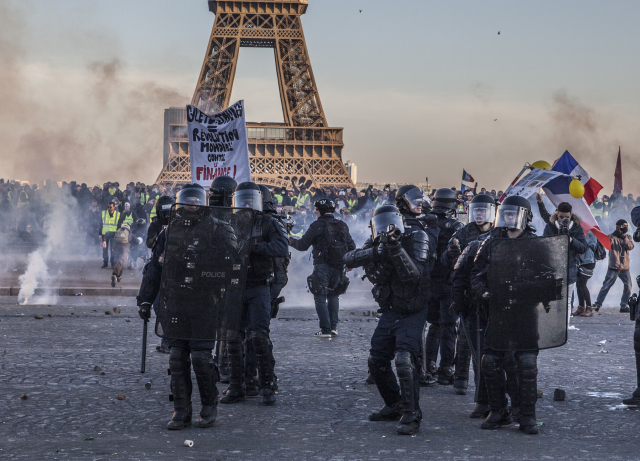 Policejní složky během protestů žlutých vest v Paříži. 