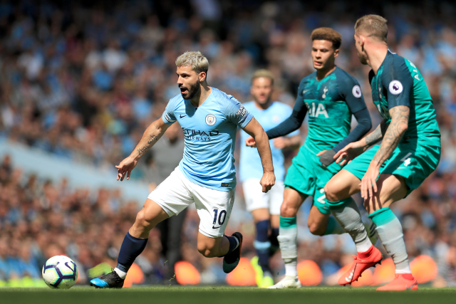 Sergio Agüero (vlevo) z Man City při snaze utéct obraně Tottenhamu. Sergio Agüero (vlevo) z Man City při snaze utéct obraně Tottenhamu.