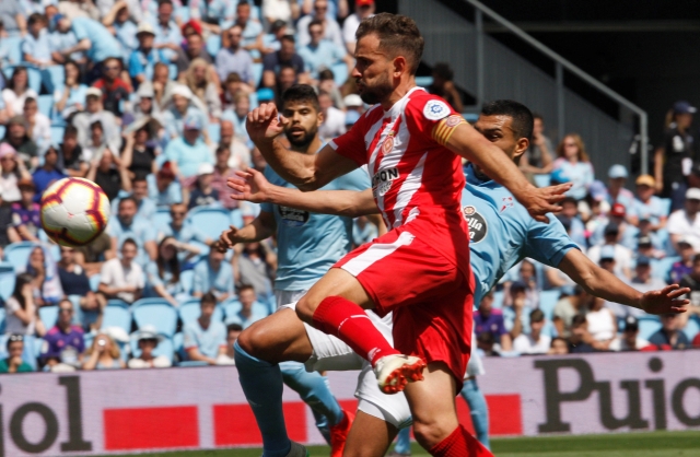 Cristhian Stuani (v červeném) se snaží přelstít obranu Celty Vigo.