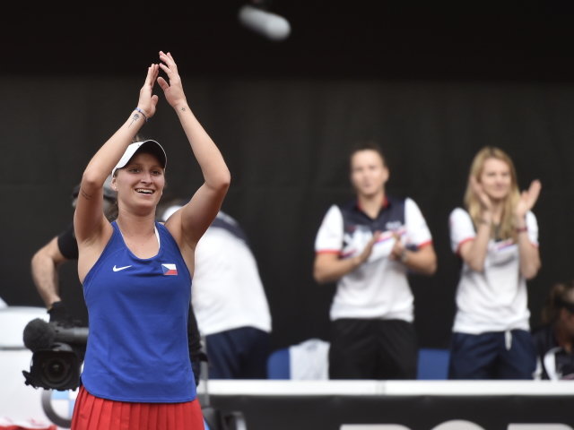 Markéta Vondroušová děkuje publiku po vyhraném zápase.