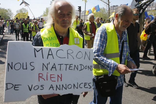 Macronova popularita rapidně klesá. 