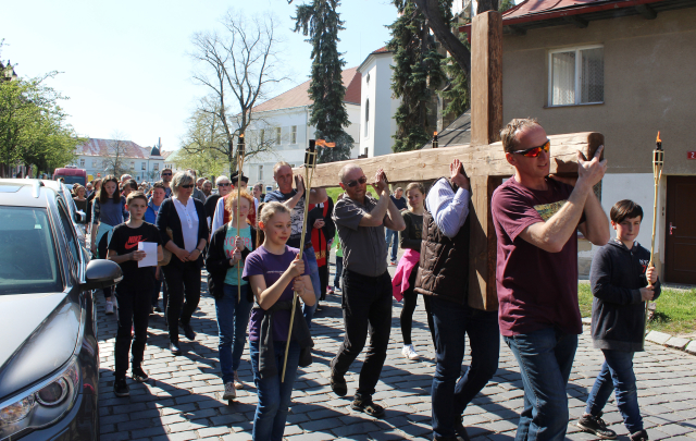 Věřící nesou velký dřevěný kříž z kostela sv. Gotharda při Křížové cestě městem na Velký pátek 19. dubna 2019 v Českém Brodě.