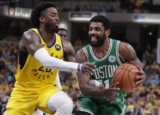 Kyrie Irving (vpravo) a Wesley Matthews. Kyrie Irving (vpravo) a Wesley Matthews.