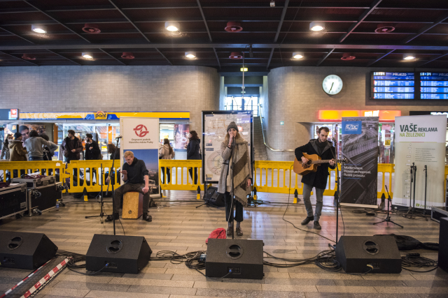Akce Nalaďte se v metru, The amplified acoustic band, 20. dubna 2017.
