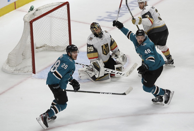 Hokejisté San Jose Timo Meier (zleva) a Tomáš Hertl se radují ze vstřelené branky proti Vegas.