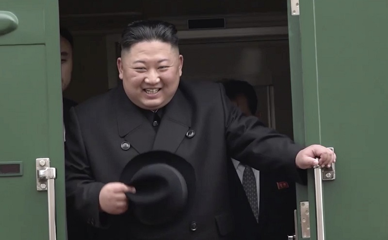 Kim Čong-un s úsměvem vystupuje ze svého speciálu.