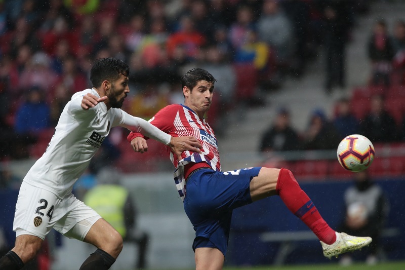Fotbalisté Atlética ve 34. kole španělské ligy doma zdolali Valencii 3:2 a prozatím odložili mistrovské oslavy Barcelony. Fotbalisté Atlética ve 34. kole španělské ligy doma zdolali Valencii 3:2 a prozatím odložili mistrovské oslavy Barcelony.