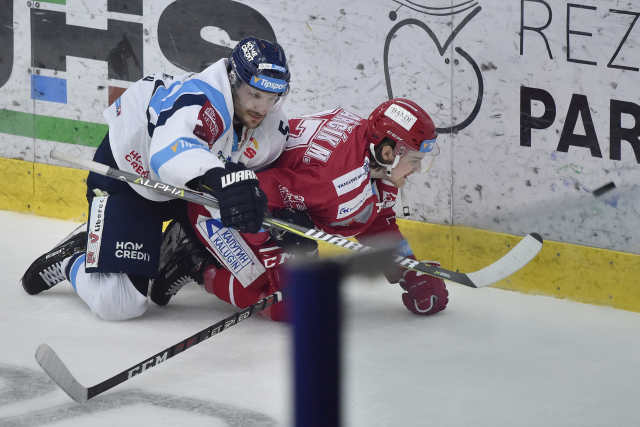 Ladislav Šmíd (vlevo) v klinči s Michalem Kovařčíkem.