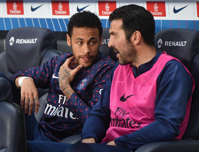 Neymar (vlevo) na lavičce PSG vedle Buffona. Příští rok možná častý obrázek při utkání Ligy mistrů. Neymar (vlevo) na lavičce PSG vedle Buffona. Příští rok možná častý obrázek při utkání Ligy mistrů.