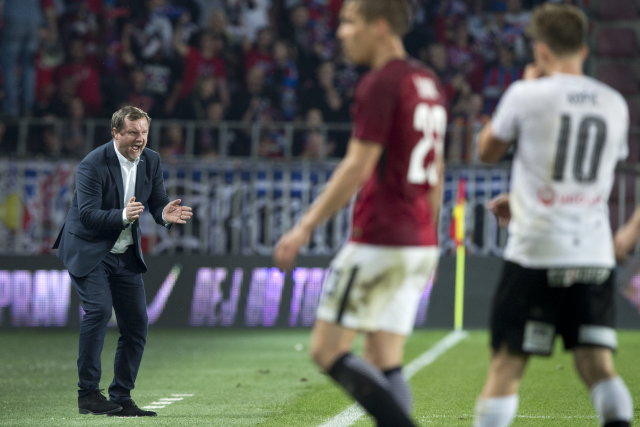 Pavel Vrba na lavičce Plzně při utkání na Spartě.