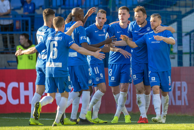 Radost fotbalistů Liberce po gólu Libora Kozáka z penalty. Radost fotbalistů Liberce po gólu Libora Kozáka z penalty.