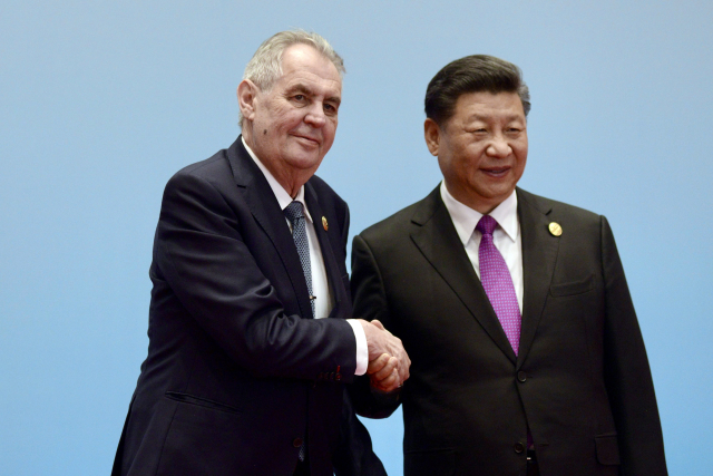 Čínský prezident Si Ťin-pching (vpravo) přivítal 27. dubna 2019 v Pekingu českého prezidenta Miloše Zemana na druhém dnu konference o projektu nové Hedvábné stezky.