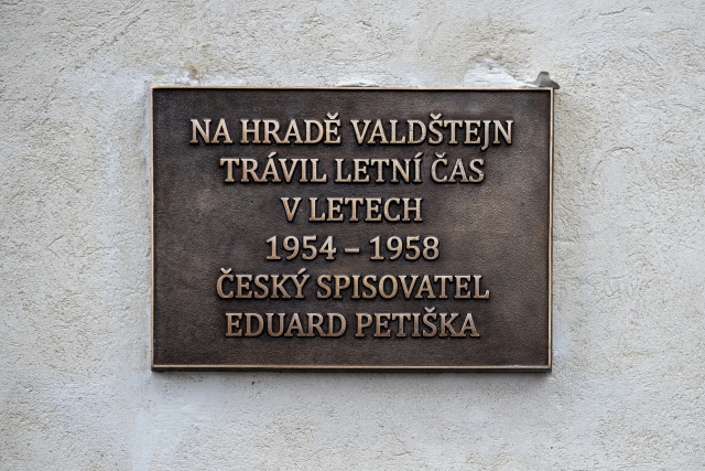 Spisovatel Petiška má na hradě Valdštejn pamětní desku.