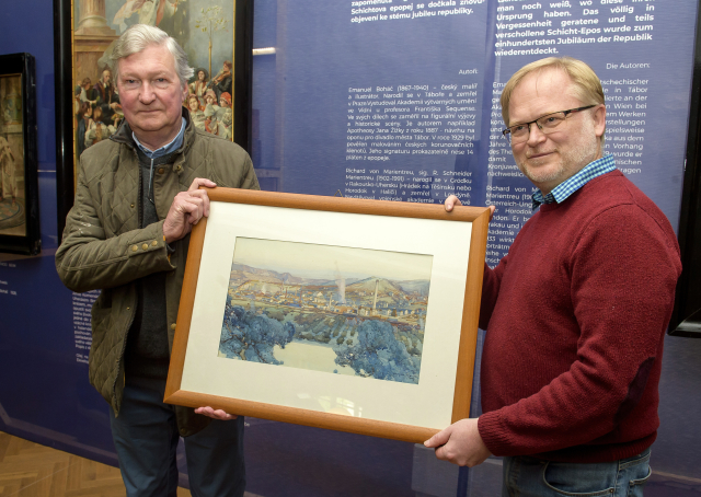 Britský občan Peter Schicht (vlevo), vnuk posledního majitele proslulé továrny na mýdlo s jelenem, předal 27. dubna 2019 řediteli Muzea Ústí nad Labem Václavu Houfkovi (vpravo) několik vzácných rodinných památek, které daroval muzeu. Britský občan Peter Schicht (vlevo), vnuk posledního majitele proslulé továrny na mýdlo s jelenem, předal 27. dubna 2019 řediteli Muzea Ústí nad Labem Václavu Houfkovi (vpravo) několik vzácných rodinných památek, které daroval muzeu.