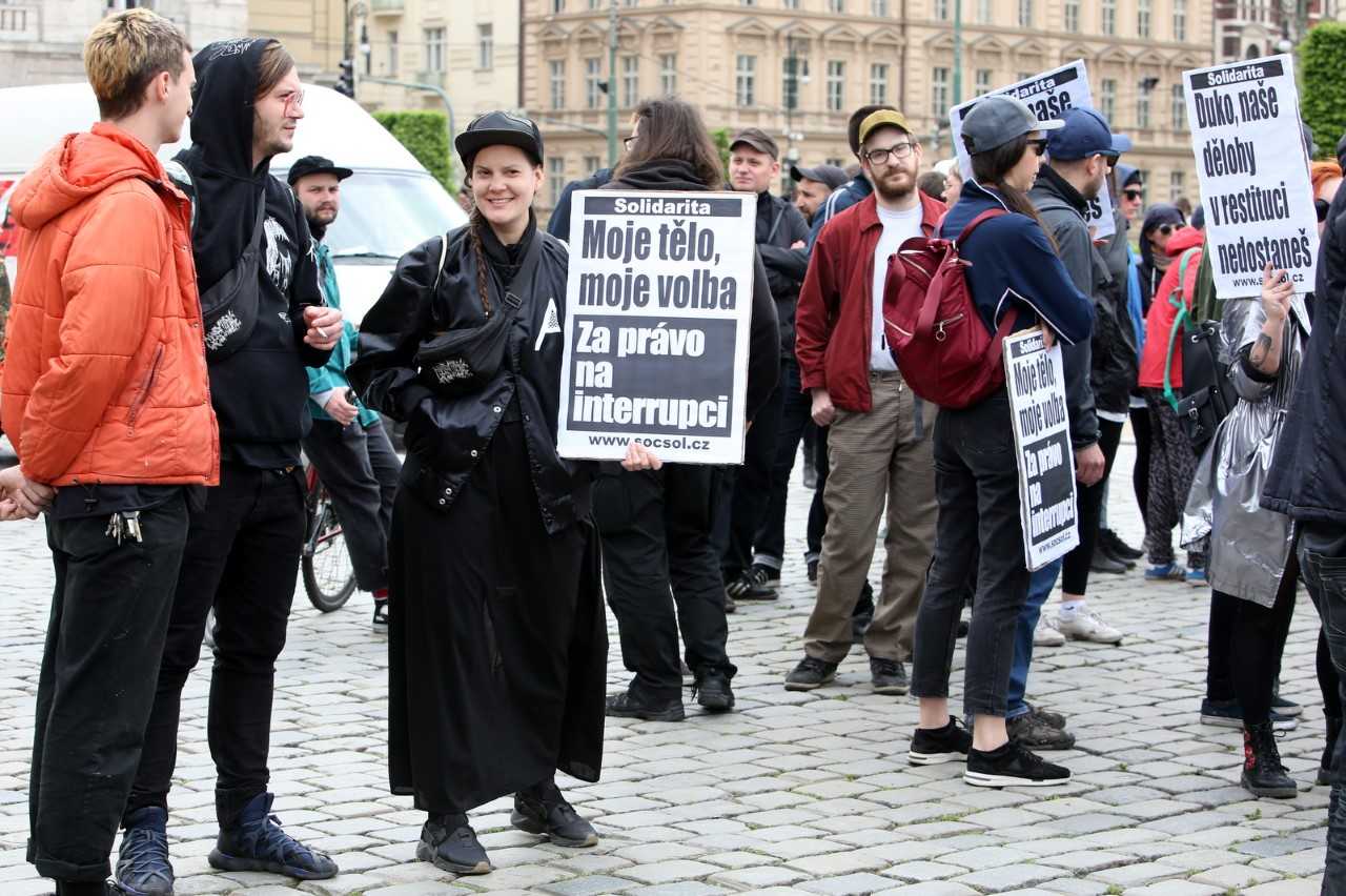 Demonstrace za potratová práva začala na Těšnově. Svolal ji radikálně levicový Kolektiv 115. 