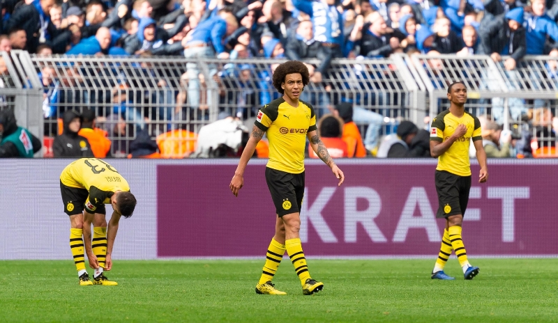 Dortmund doma nečekaně selhal a prohrál se Schalke. Dortmund doma nečekaně selhal a prohrál se Schalke.