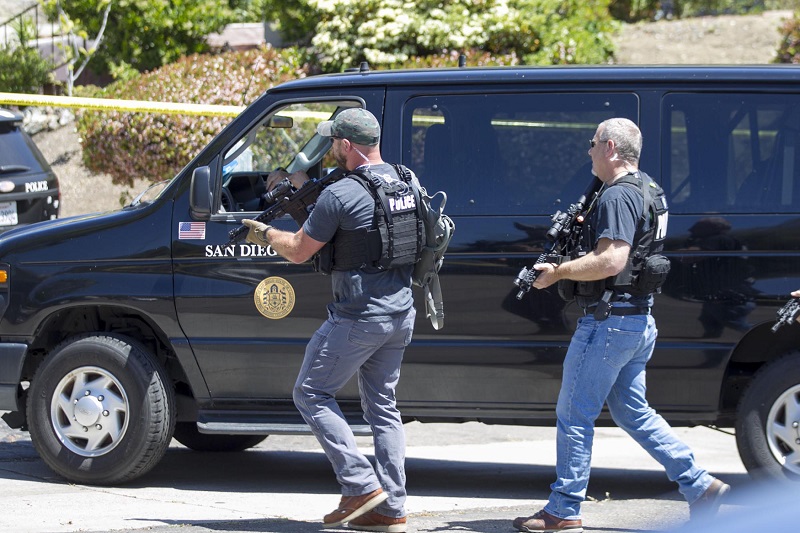 Incident se odehrál přesně půl roku poté, co jiný střelec útočil na synagogu v Pittsburghu.