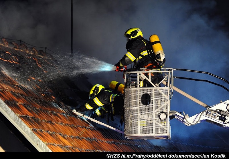 Hasiči dostali požár pod kontrolu po půl hodině. Hasiči dostali požár pod kontrolu po půl hodině.