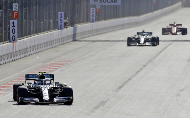 Valtteri Bottas v čele závodu v Ázerbájdžánu.