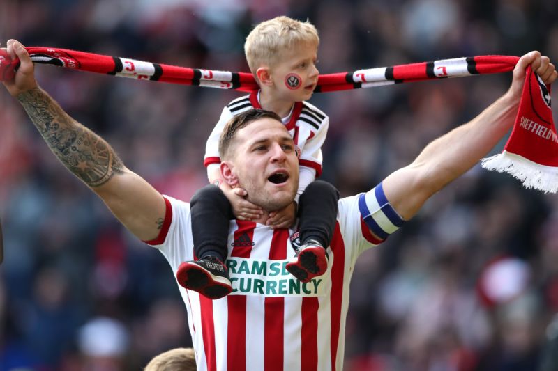 Kapitán Sheffieldu United Billy Sharp slaví postup do Premier League. Kapitán Sheffieldu United Billy Sharp slaví postup do Premier League.
