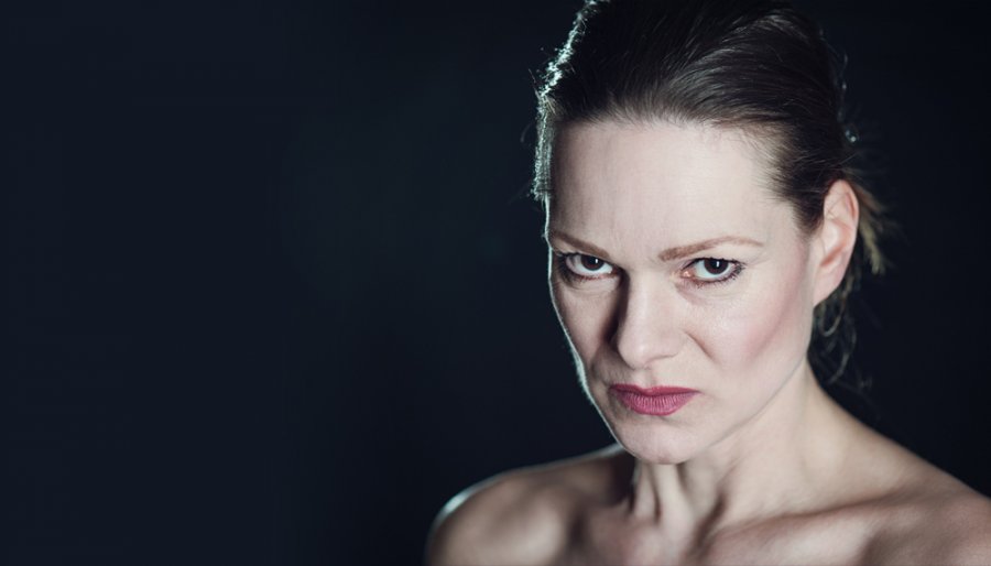 Roli Antigony ztvární Zuzana Ščerbová.