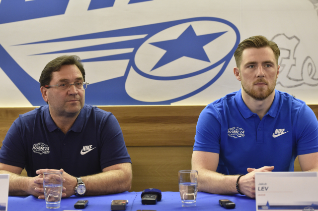 Nový trenér hokejistů Komety Brno Petr Fiala (vlevo) a hráčská posila Jakub Lev vystoupili 30. dubna 2019 v Brně na tiskové konferenci klubu.
