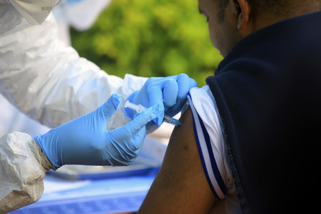 Lékaři se snaží epidemii zastavit pomocí vakcín.