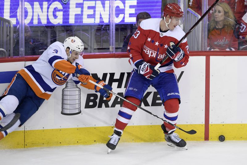 Dmitrij Jaškin hrál naposled za Washington proti Islanders na začátku dubna.