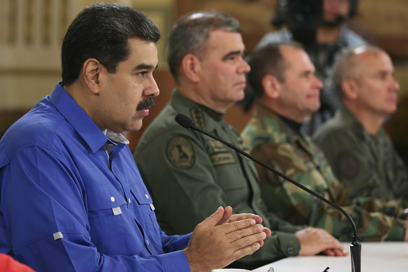 Nicolás Maduro (první zleva) byl prý připraven odcestovat do exilu.