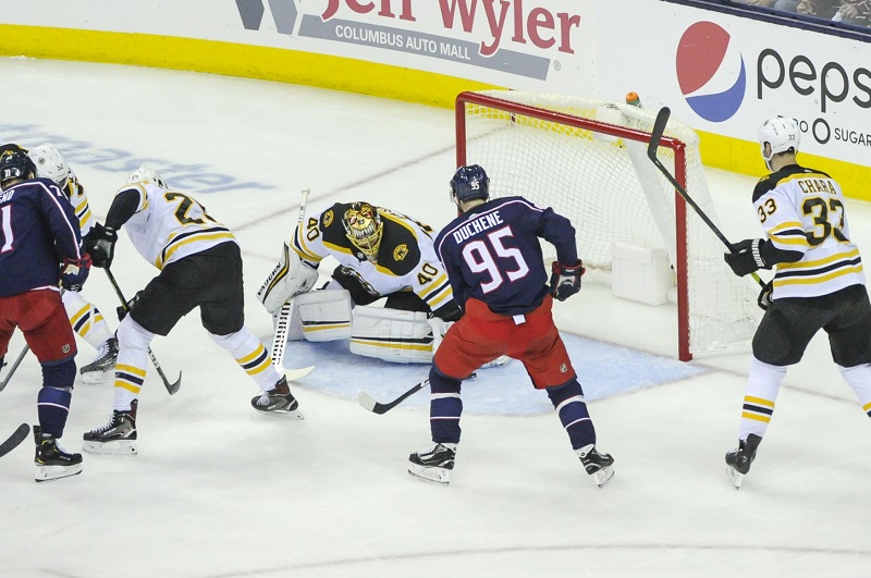 Hokejisté Columbusu (v modrém) zvládli první domácí zápas proti Bostonu.