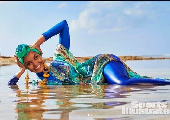 Halima Adenová je první ženou, která se pro magazín vyfotila v hidžábu a burkinách.