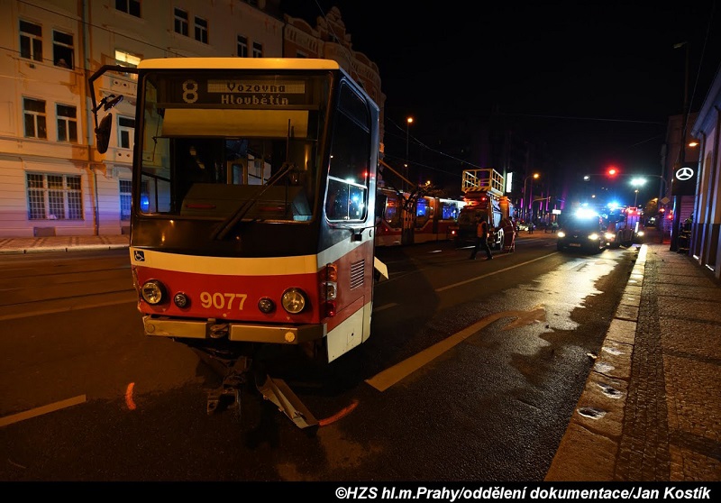 Cestujícím v tramvaji se po srážce nic nestalo.