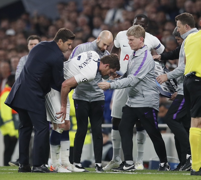 Jan Vertonghen musel za podpory lékařů odejít do šaten. Jan Vertonghen musel za podpory lékařů odejít do šaten.